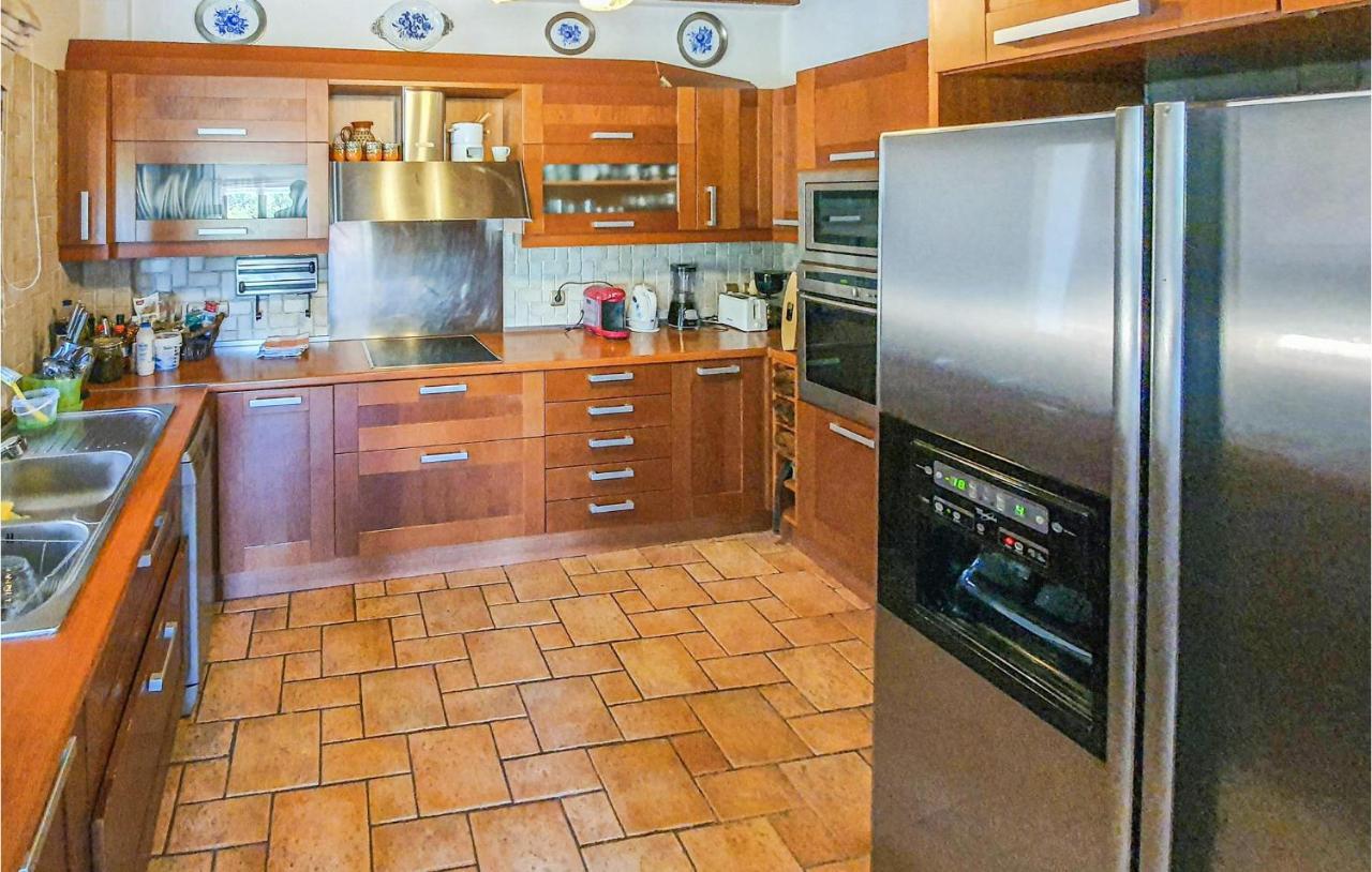 Lovely Home In Kiato With Wifi Ngoại thất bức ảnh