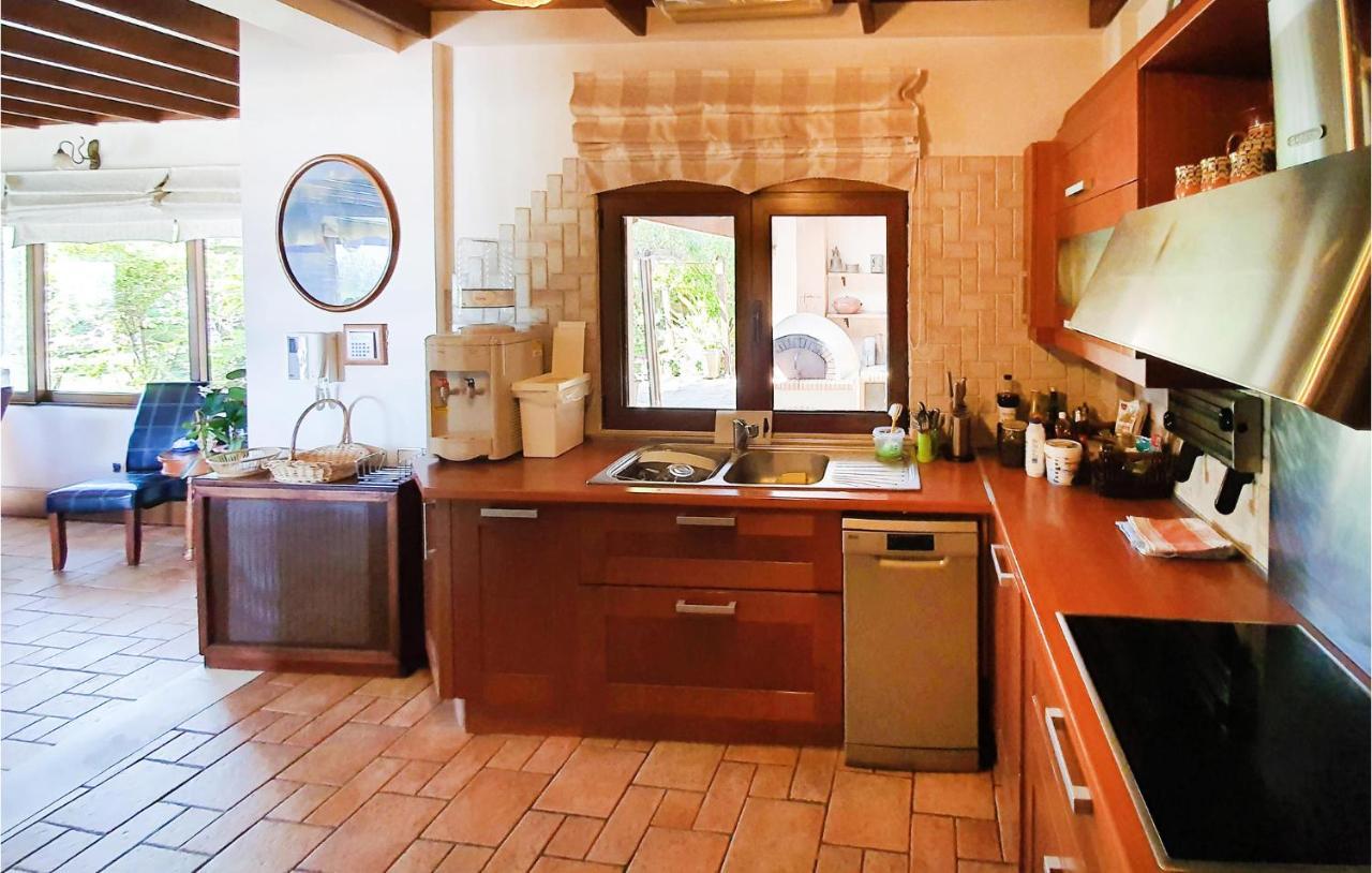 Lovely Home In Kiato With Wifi Ngoại thất bức ảnh