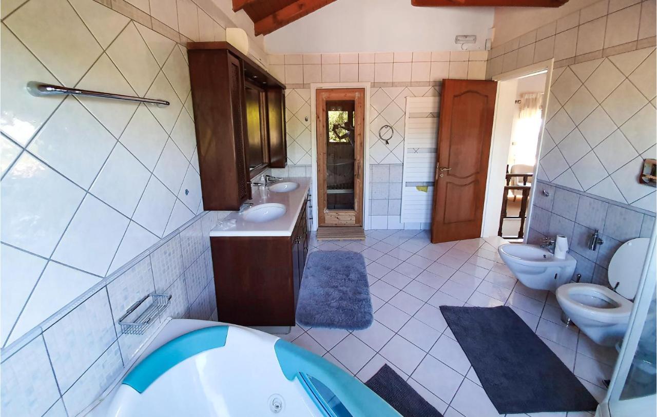 Lovely Home In Kiato With Wifi Ngoại thất bức ảnh